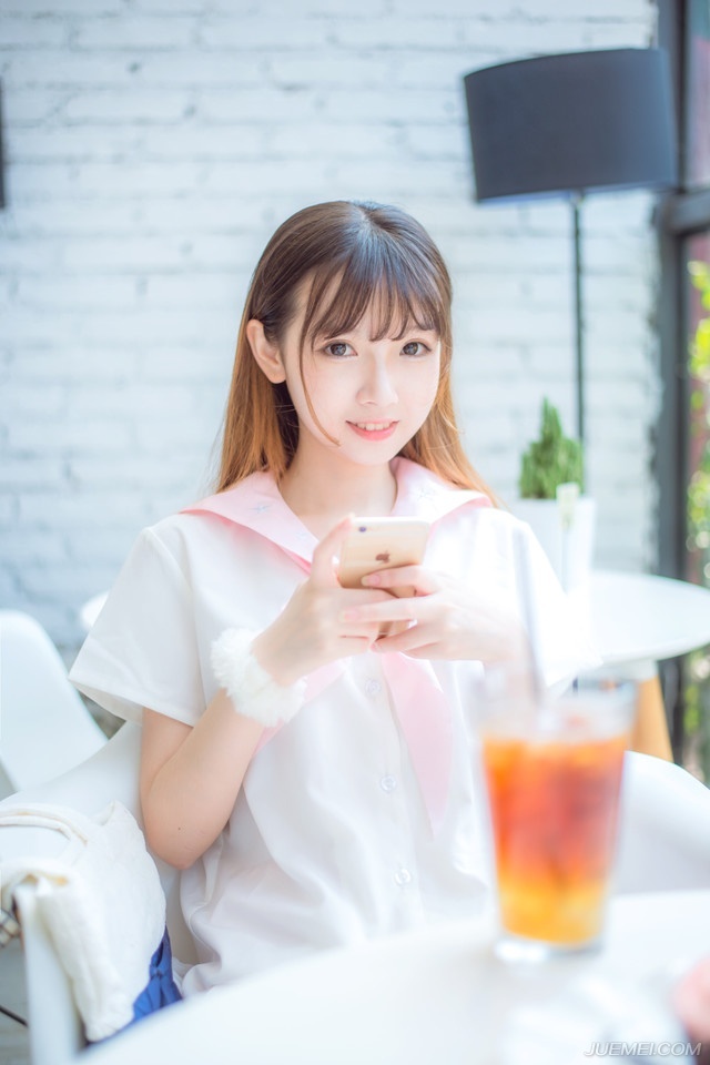 “下去吧，让人通知文和先生过来。”吕布靠在椅靠上，淡然道。